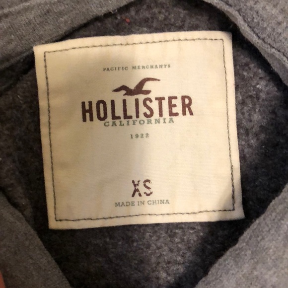 Grey Hollister Sweatshirt. - Picture 3 of 4